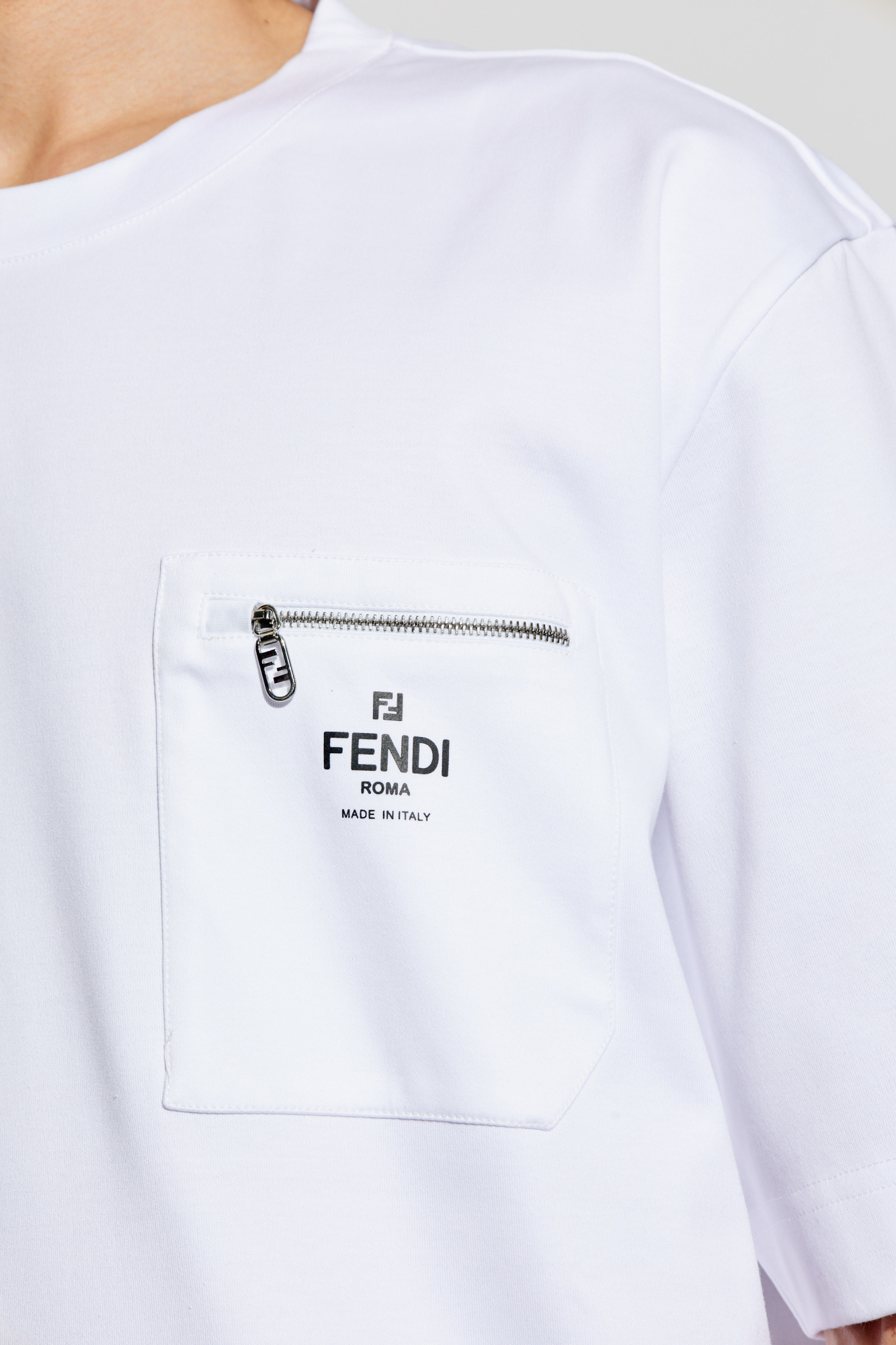 FENDI ホワイト Tシャツ ポケット付き FENDI ホワイト Tシャツ ポケット付き FENDI ポケットジップ Tシャツ